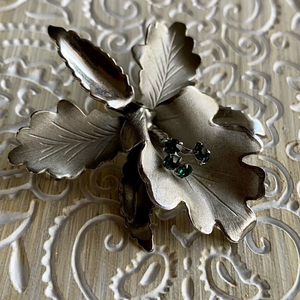 FLORAL silver tone brooch with green stones